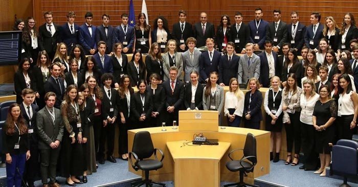 Έφηβοι ευρωβουλευτές από 9 ευρωπαϊκές χώρες στα έδρανα της Βουλής